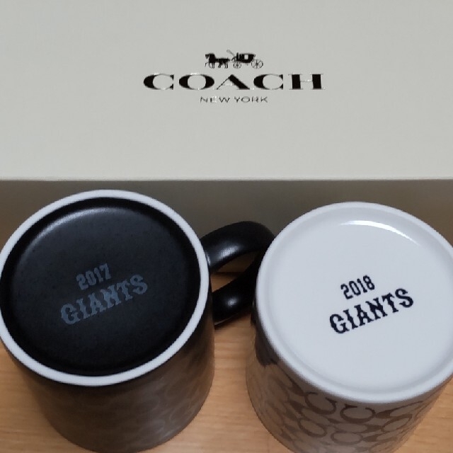 COACH(コーチ)のコーチ　マグカップ　ジャイアンツ2個セット インテリア/住まい/日用品のキッチン/食器(グラス/カップ)の商品写真