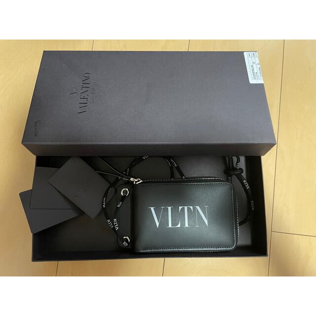 ヴァレンティノ　VLTN ネックストラップ付きウォレット折り財布