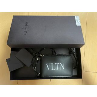 ヴァレンティノ(VALENTINO)のヴァレンティノ　VLTN ネックストラップ付きウォレット(折り財布)