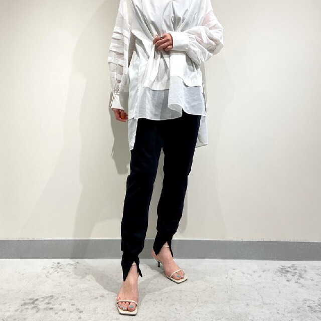 ADORE(アドーア)の《LE PHIL》テックウーブンパンツ裾オープン　裾スリット レディースのパンツ(カジュアルパンツ)の商品写真