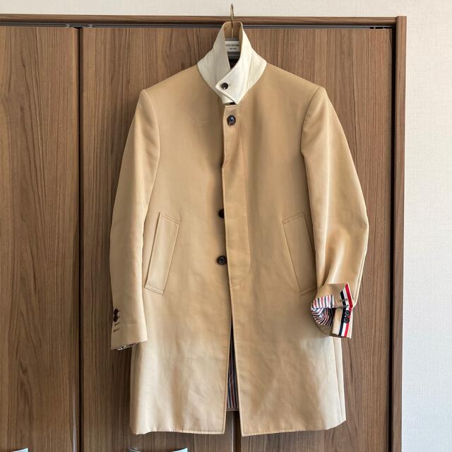 THOM BROWNE(トムブラウン)のTHOM BROWEN トムブラウン ベージュ バルカラーコート トリコロール メンズのジャケット/アウター(チェスターコート)の商品写真