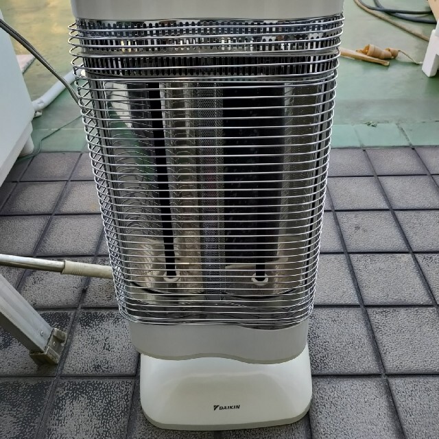 DAIKIN(ダイキン)のDAIKIN 電気ストーブ ERFT11MS スマホ/家電/カメラの冷暖房/空調(ストーブ)の商品写真