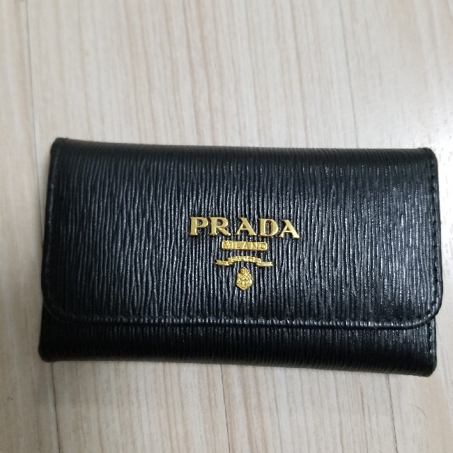 PRADA(プラダ)のPRADA　プラダ　キーケース　サフィアーノ　ブラック　美品 メンズのファッション小物(キーケース)の商品写真