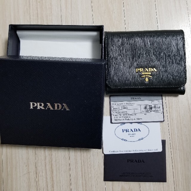 PRADA　プラダ　三つ折り財布　ブラック　サフィアーノ