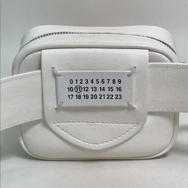 メゾンマルジェラ S56WB0013 グラムスラム ミニ ベルトバッグ ホワイト レディースのバッグ(ボディバッグ/ウエストポーチ)の商品写真