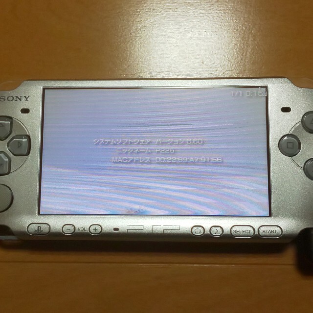 PlayStation Portable(プレイステーションポータブル)の（管02）PSP-3000（銀、修理品）すぐ遊べるセット エンタメ/ホビーのゲームソフト/ゲーム機本体(携帯用ゲーム機本体)の商品写真