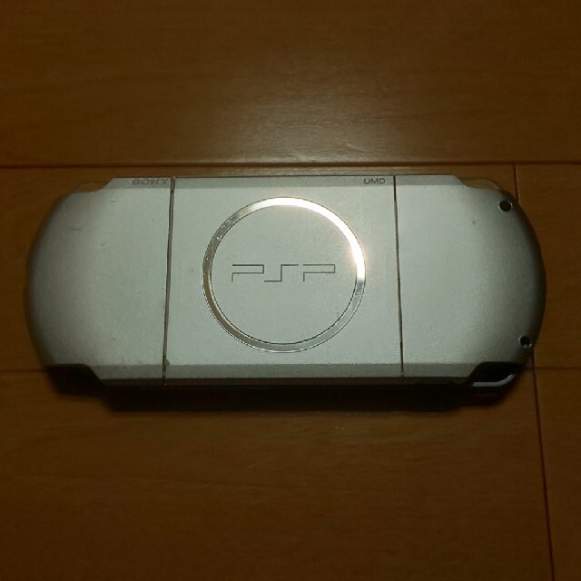 PlayStation Portable(プレイステーションポータブル)の（管02）PSP-3000（銀、修理品）すぐ遊べるセット エンタメ/ホビーのゲームソフト/ゲーム機本体(携帯用ゲーム機本体)の商品写真