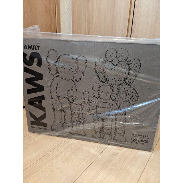 MEDICOM TOY(メディコムトイ)のKAWS FAMILY BROWN/BLUE/WHITE 新品未開封品 エンタメ/ホビーのフィギュア(その他)の商品写真