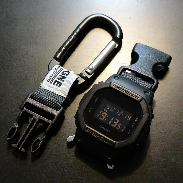 G-SHOCK(ジーショック)のG-SHOCK DW-5600BB カシオ カラビナ 仕様　磯釣り 山登り メンズのファッション小物(キーホルダー)の商品写真