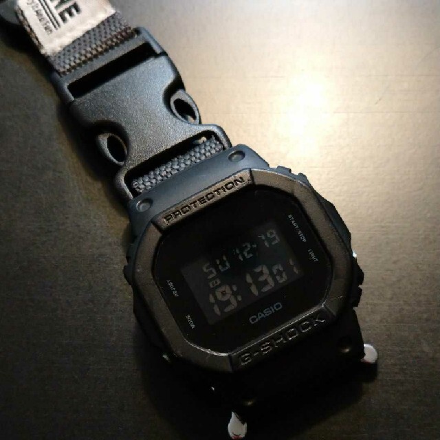 G-SHOCK(ジーショック)のG-SHOCK DW-5600BB カシオ カラビナ 仕様　磯釣り 山登り メンズのファッション小物(キーホルダー)の商品写真