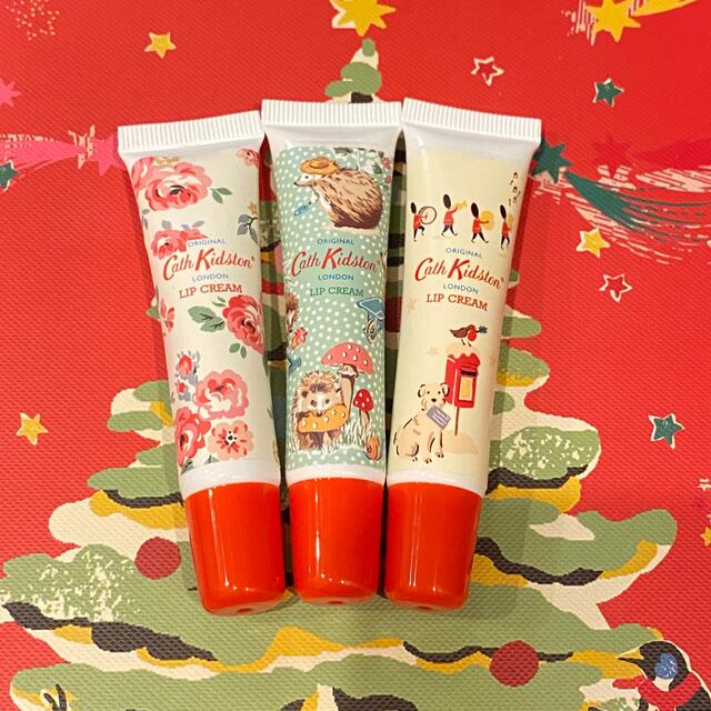 Cath Kidston(キャスキッドソン)のキャスキッドソン　リップクリーム　３本セット　新品 コスメ/美容のスキンケア/基礎化粧品(リップケア/リップクリーム)の商品写真