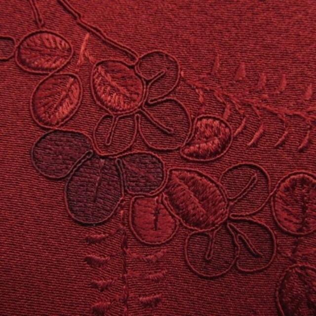 好評格安 着物 の通販 by ひよこ's shop｜ラクマ 付下げ 深紅色の美しい刺繍柄 しつけ糸付きです！
評価の悪い方はご遠慮いただく事がございます。
即納正規店