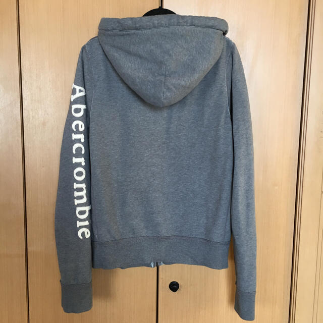 Abercrombie&Fitch(アバクロンビーアンドフィッチ)のみるもちゃん専用☆ぶら袖♪アバクロパーカー グレー 袖ロゴ レディースのトップス(パーカー)の商品写真