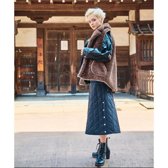 Ameri VINTAGE(アメリヴィンテージ)のスカート　台形　ミモレ　キルティング　KOH.style レディースのスカート(ロングスカート)の商品写真