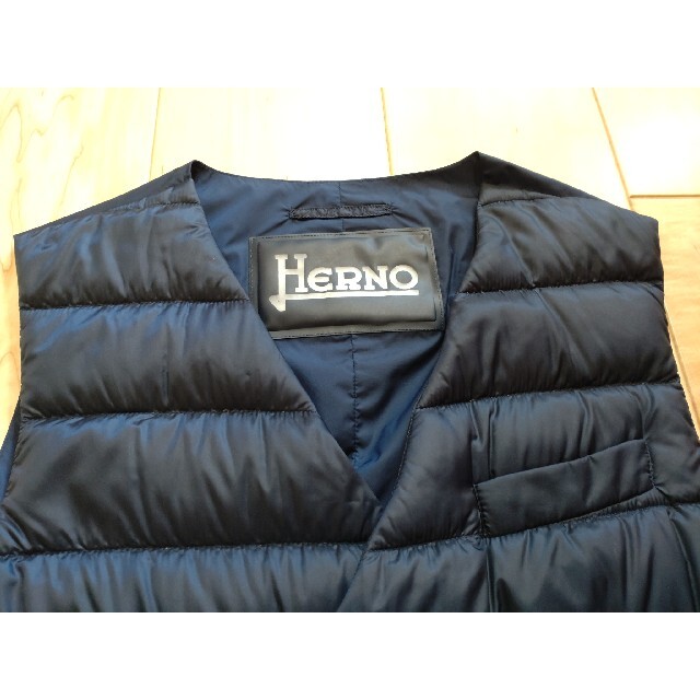 HERNO(ヘルノ)のヘルノ　ダウンジレ　ベスト　サイズ44 ネイビー メンズのジャケット/アウター(ダウンベスト)の商品写真