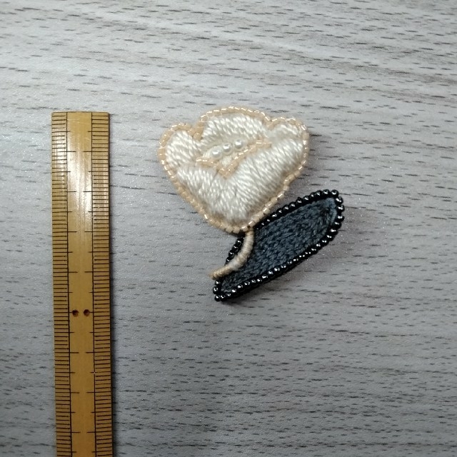 ビーズ刺繍のブローチ ハンドメイドのアクセサリー(コサージュ/ブローチ)の商品写真