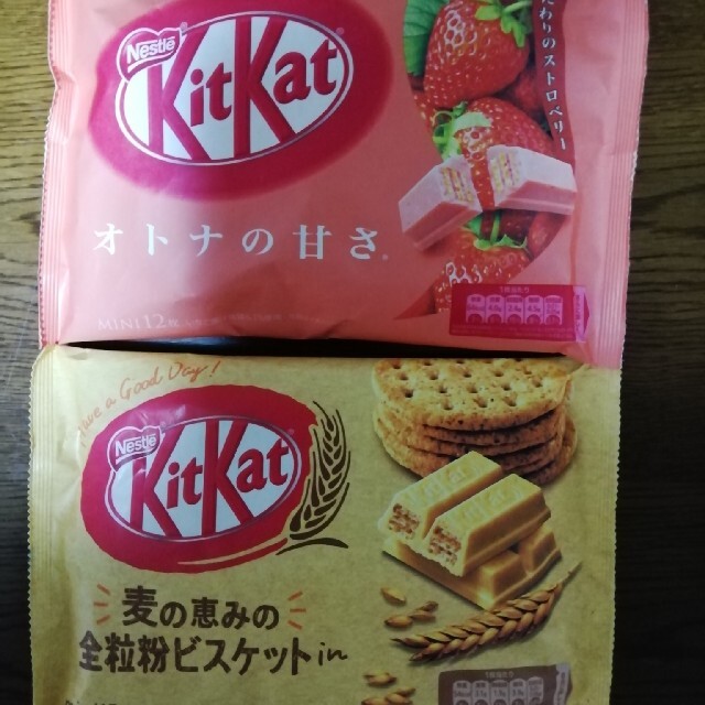 キットカット❮全粒粉・ストロベリー❯ 食品/飲料/酒の食品(菓子/デザート)の商品写真