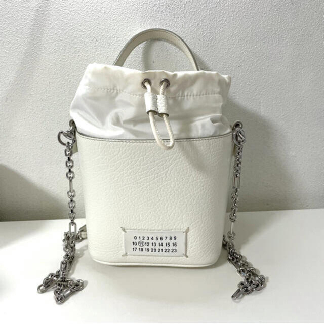 Maison Martin Margiela(マルタンマルジェラ)の5ACバケットバッグ（ホワイト）　メゾンマルジェラ レディースのバッグ(ショルダーバッグ)の商品写真