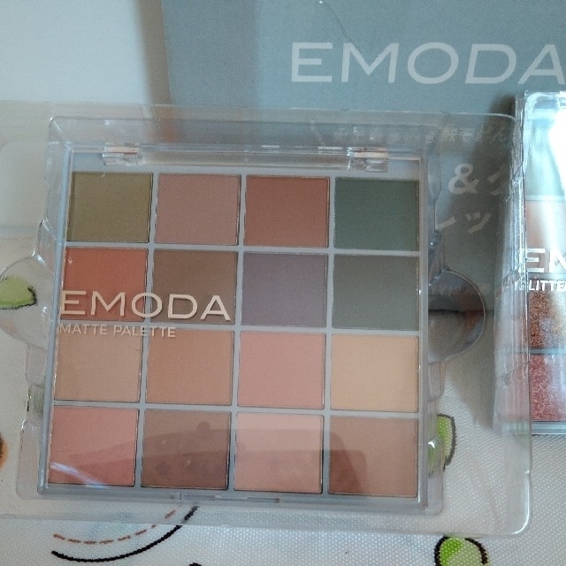 EMODA(エモダ)のJELLY　EMODA×JELLYマット&グリッター コスメ/美容のベースメイク/化粧品(アイシャドウ)の商品写真