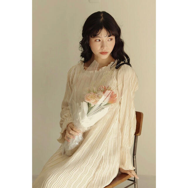 who's who Chico(フーズフーチコ)のmuguet pleats op(BEIGE) レディースのワンピース(ロングワンピース/マキシワンピース)の商品写真