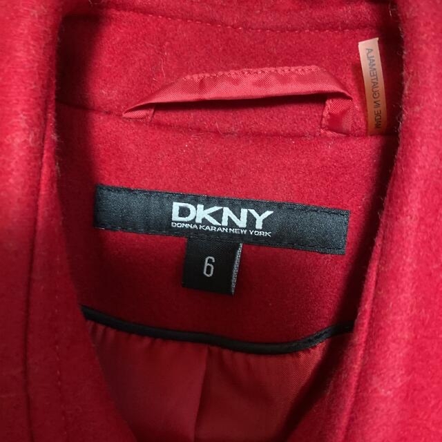 DKNY(ダナキャランニューヨーク)のアウイン様！専用です！美品！DKNYニューヨーク！素敵な真っ赤なコート レディースのジャケット/アウター(ピーコート)の商品写真