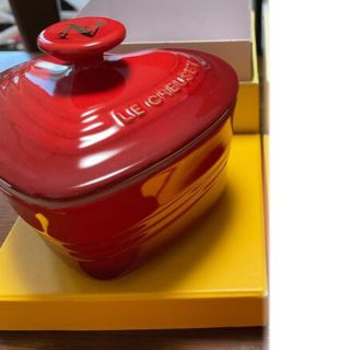 ルクルーゼ(LE CREUSET)の【新品・未使用】ル・クルーゼ　ココット　ハート　１点　レッドのみ(収納/キッチン雑貨)