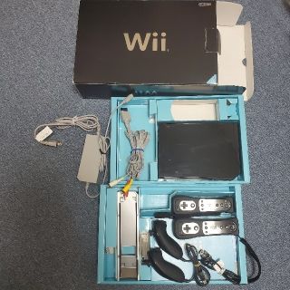 ウィー(Wii)の美品✨Wii本体＋ヌンチャク×2  リモコン×2 ソフト×2(家庭用ゲーム機本体)