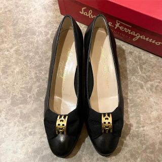 サルヴァトーレフェラガモ(Salvatore Ferragamo)のくまった様　サルヴァトーレ・フェラガモ　リボンパンプス(ハイヒール/パンプス)