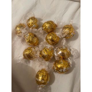 リンツ(Lindt)のlindt リンツ ホワイト チョコ 11個入り(菓子/デザート)