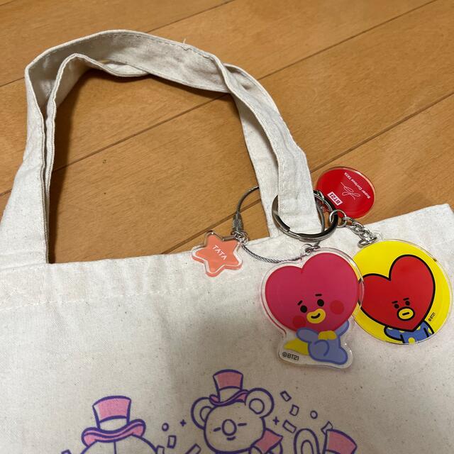 防弾少年団(BTS)(ボウダンショウネンダン)のBT21 ミニトートバッグ+ストラップ付き エンタメ/ホビーのタレントグッズ(アイドルグッズ)の商品写真