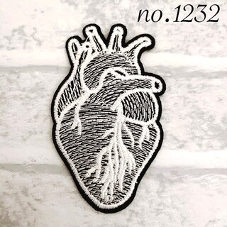 [1232]  心臓　白　黒　モノクロ　ワッペン(各種パーツ)