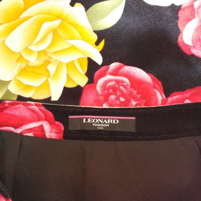 LEONARD(レオナール)のLEONARD 薔薇 ベロア スカート ブラック W67cm レディースのスカート(ひざ丈スカート)の商品写真