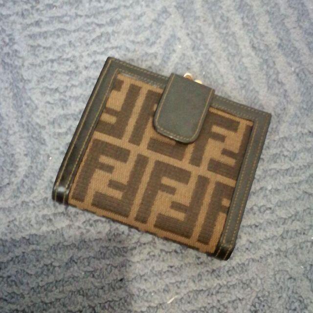FENDI(フェンディ)の27 FENDI　フェンディ　財布　ダークブラウン　二つ折り　がま口　ズッカ柄 レディースのファッション小物(財布)の商品写真