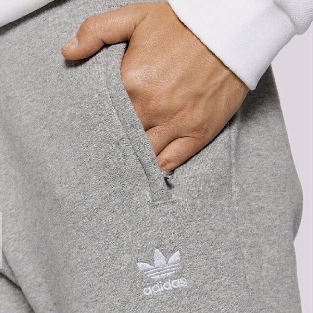 adidas(アディダス)のアディダス オリジナルス アディカラー エッセンシャル トレフォイル パンツ メンズのパンツ(その他)の商品写真