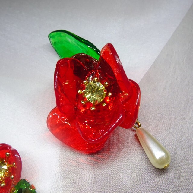 ハンドメイドイヤリング　椿の花 ハンドメイドのアクセサリー(イヤリング)の商品写真