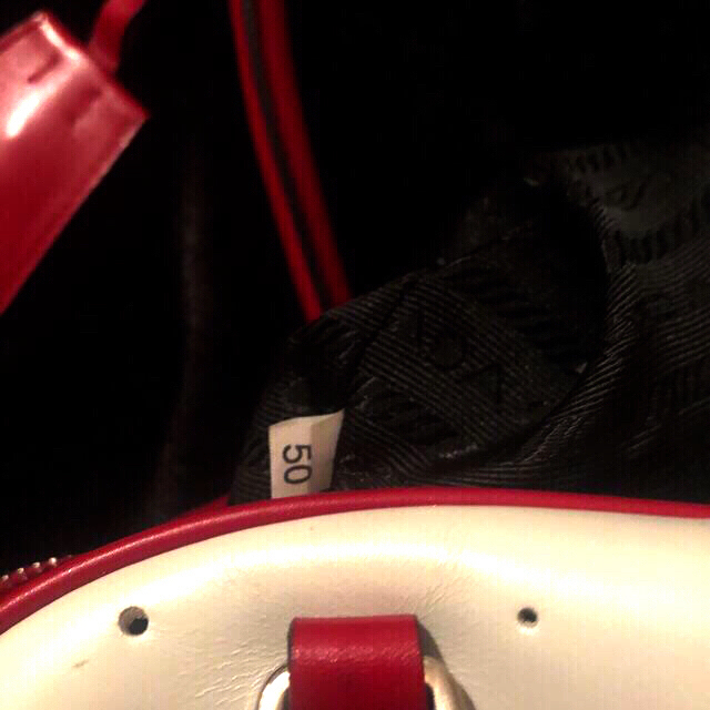 PRADA(プラダ)の【最終価格】プラダ バッグ レアデザイン 美品 グレイベージュ赤 ドット  レディースのバッグ(ショルダーバッグ)の商品写真
