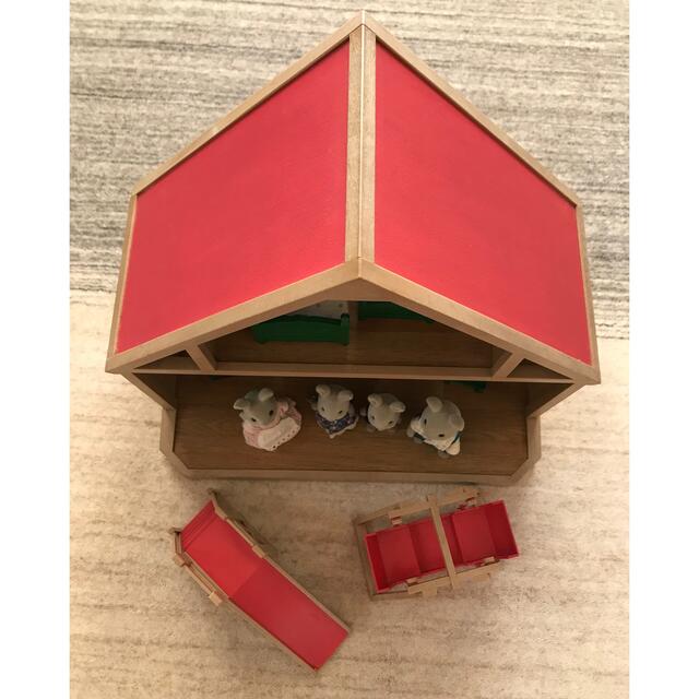 EPOCH(エポック)のシルバニアファミリー　初期の赤い屋根のお家とグレーうさぎファミリーと家具のセット エンタメ/ホビーのおもちゃ/ぬいぐるみ(その他)の商品写真