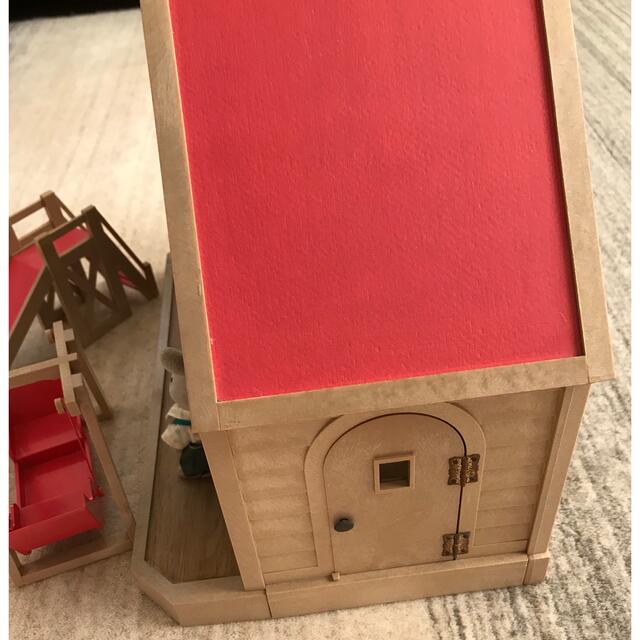 EPOCH(エポック)のシルバニアファミリー　初期の赤い屋根のお家とグレーうさぎファミリーと家具のセット エンタメ/ホビーのおもちゃ/ぬいぐるみ(その他)の商品写真