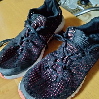 アンダーアーマー(UNDER ARMOUR)の最終処分！アンダーアーマ　23.5ｾﾝﾁ(スニーカー)