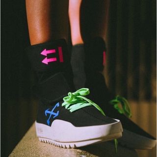 off-white スニーカー モトラップ