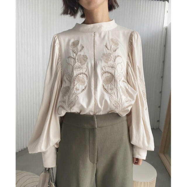 LADY EMBROIDERY PUFF BLOUSE