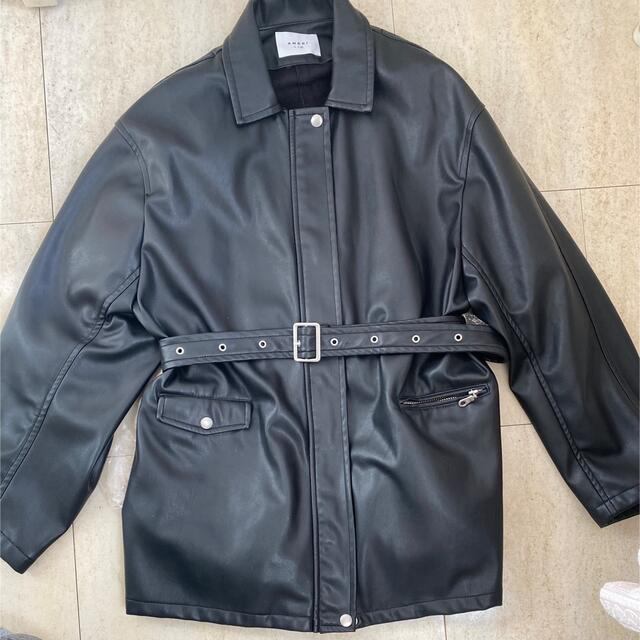 Ameri VINTAGE(アメリヴィンテージ)のGENTLE FAKE LEATHER JACKET メンズのジャケット/アウター(レザージャケット)の商品写真