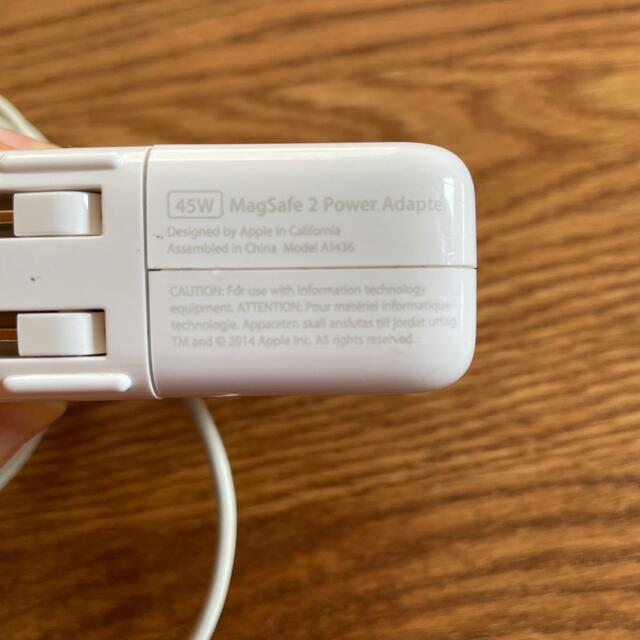 Mac (Apple)(マック)のMacBook 充電器　純正　MagSafe 2 45W スマホ/家電/カメラのスマートフォン/携帯電話(バッテリー/充電器)の商品写真