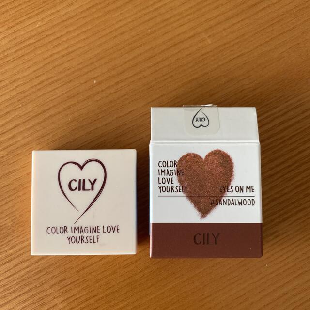 CILY アイズオンミー　サンダルウッド コスメ/美容のベースメイク/化粧品(アイシャドウ)の商品写真