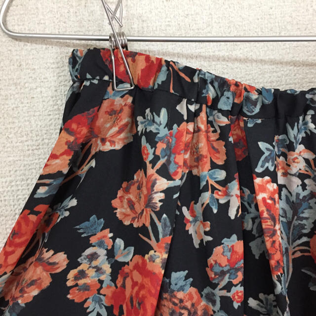 KBF(ケービーエフ)のフラワープリントスカート レディースのスカート(ロングスカート)の商品写真
