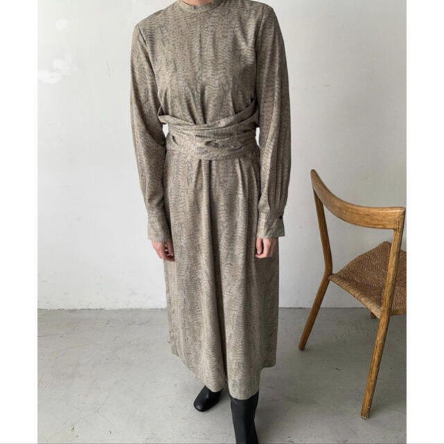 Maison Martin Margiela(マルタンマルジェラ)の新品 CLANE WAIST RIBBON PYTHON ONE PIECE レディースのワンピース(ロングワンピース/マキシワンピース)の商品写真