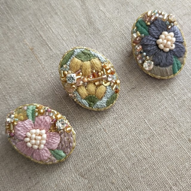 手刺繍ブローチ　ビジュー　スパンコール　ビーズ　フラワーデザイン