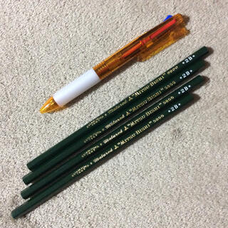 ミツビシエンピツ(三菱鉛筆)の三色ボールペン 1本　三菱鉛筆2B 4本(鉛筆)