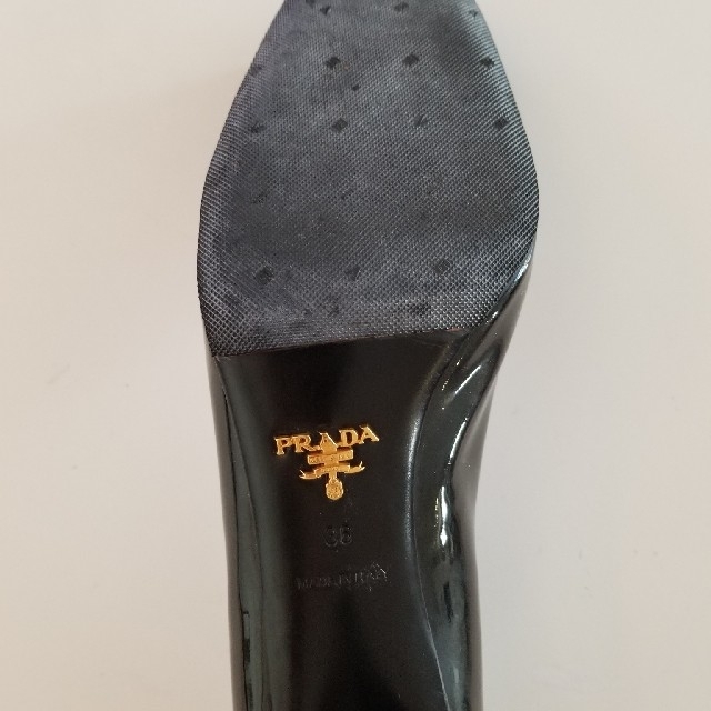 PRADA(プラダ)の【美品】プラダ PRADA エナメルパンプス 黒 36サイズ (23.5cm) レディースの靴/シューズ(ハイヒール/パンプス)の商品写真