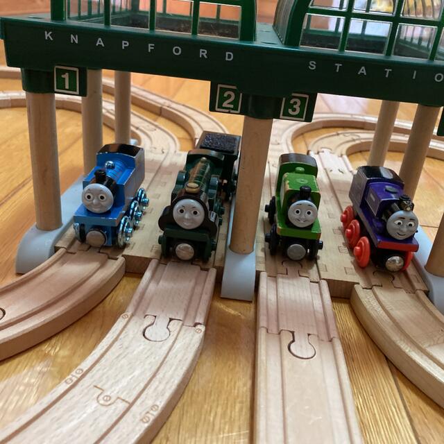 きかんしゃトーマス　木製レールシリーズ　ナップフォード駅セット